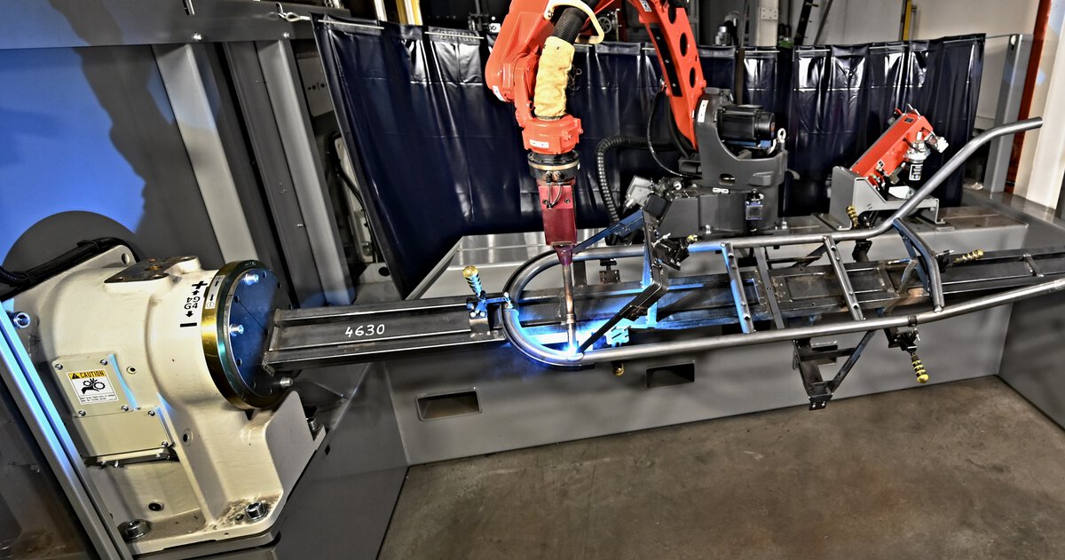 Svetsrobot hjälper till att montera motoriserade skottkärror och vagnar